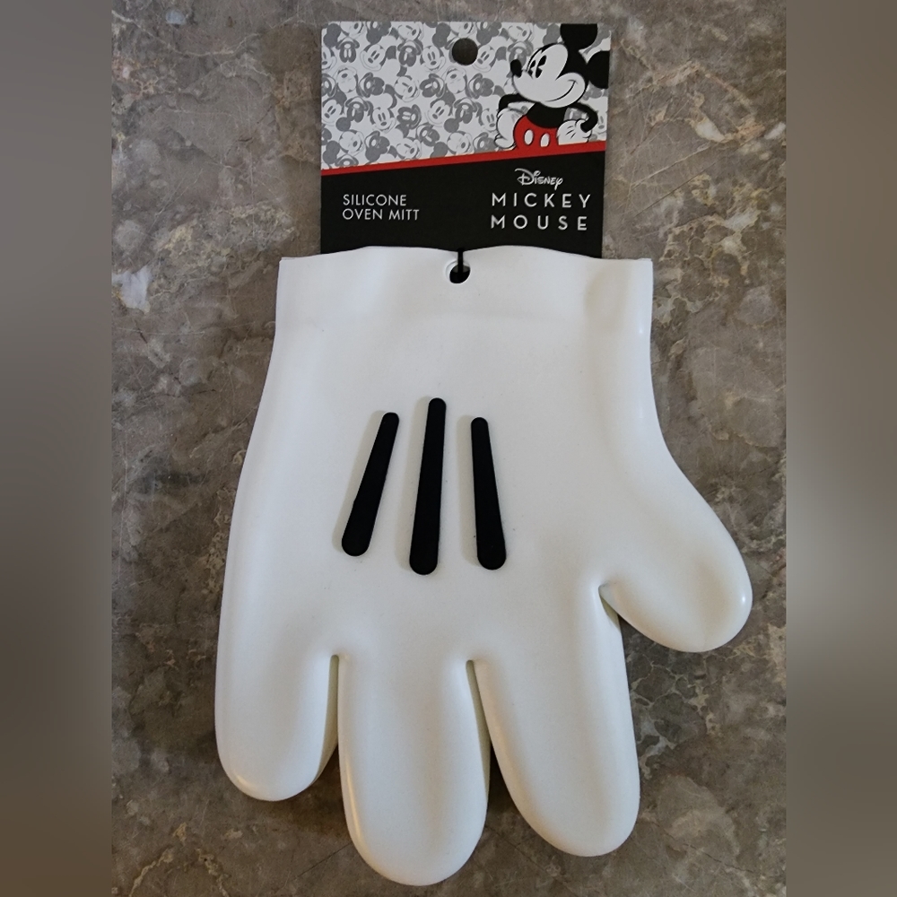 NWT Disney Mickey Mouse silicone oven mitt